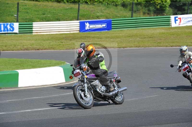 Mallory park Leicestershire;Mallory park photographs;Motorcycle action photographs;classic bikes;event digital images;eventdigitalimages;mallory park;no limits trackday;peter wileman photography;vintage bikes;vintage motorcycles;vmcc festival 1000 bikes