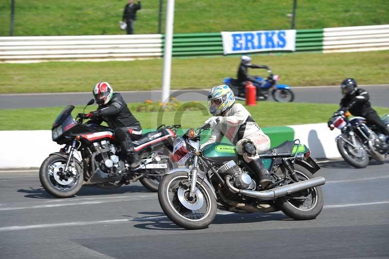 Mallory park Leicestershire;Mallory park photographs;Motorcycle action photographs;classic bikes;event digital images;eventdigitalimages;mallory park;no limits trackday;peter wileman photography;vintage bikes;vintage motorcycles;vmcc festival 1000 bikes