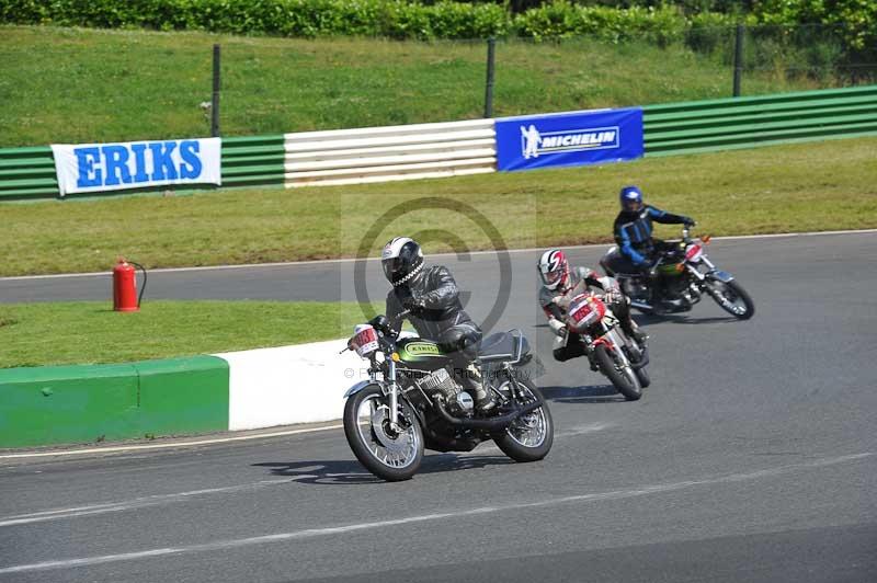 Mallory park Leicestershire;Mallory park photographs;Motorcycle action photographs;classic bikes;event digital images;eventdigitalimages;mallory park;no limits trackday;peter wileman photography;vintage bikes;vintage motorcycles;vmcc festival 1000 bikes