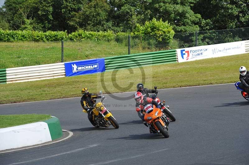 Mallory park Leicestershire;Mallory park photographs;Motorcycle action photographs;classic bikes;event digital images;eventdigitalimages;mallory park;no limits trackday;peter wileman photography;vintage bikes;vintage motorcycles;vmcc festival 1000 bikes