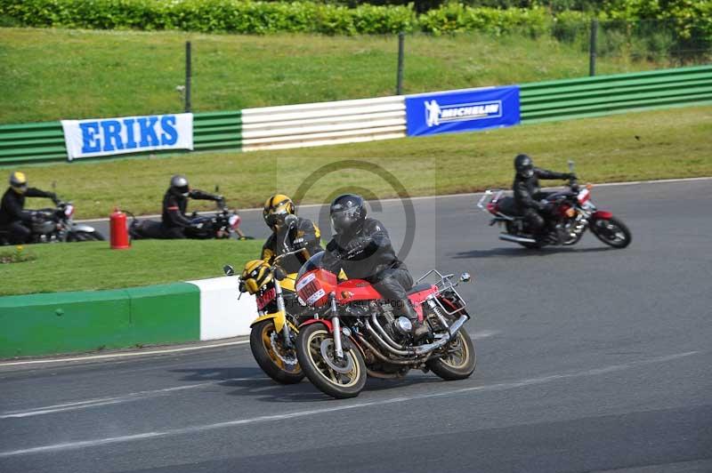 Mallory park Leicestershire;Mallory park photographs;Motorcycle action photographs;classic bikes;event digital images;eventdigitalimages;mallory park;no limits trackday;peter wileman photography;vintage bikes;vintage motorcycles;vmcc festival 1000 bikes