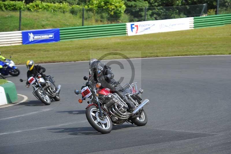 Mallory park Leicestershire;Mallory park photographs;Motorcycle action photographs;classic bikes;event digital images;eventdigitalimages;mallory park;no limits trackday;peter wileman photography;vintage bikes;vintage motorcycles;vmcc festival 1000 bikes