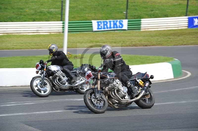 Mallory park Leicestershire;Mallory park photographs;Motorcycle action photographs;classic bikes;event digital images;eventdigitalimages;mallory park;no limits trackday;peter wileman photography;vintage bikes;vintage motorcycles;vmcc festival 1000 bikes