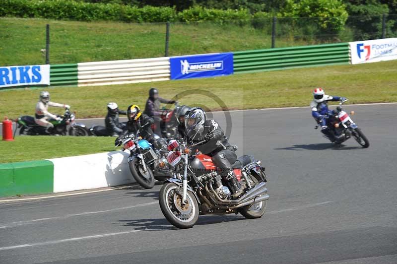 Mallory park Leicestershire;Mallory park photographs;Motorcycle action photographs;classic bikes;event digital images;eventdigitalimages;mallory park;no limits trackday;peter wileman photography;vintage bikes;vintage motorcycles;vmcc festival 1000 bikes