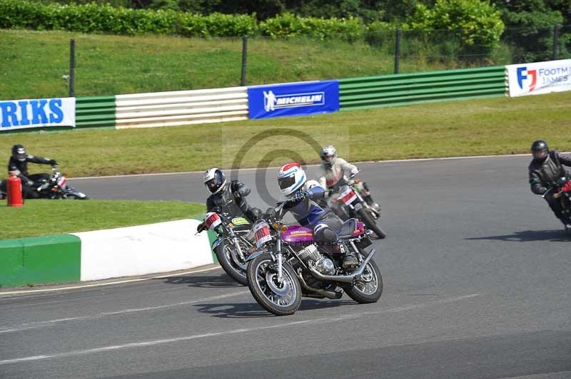 Mallory park Leicestershire;Mallory park photographs;Motorcycle action photographs;classic bikes;event digital images;eventdigitalimages;mallory park;no limits trackday;peter wileman photography;vintage bikes;vintage motorcycles;vmcc festival 1000 bikes