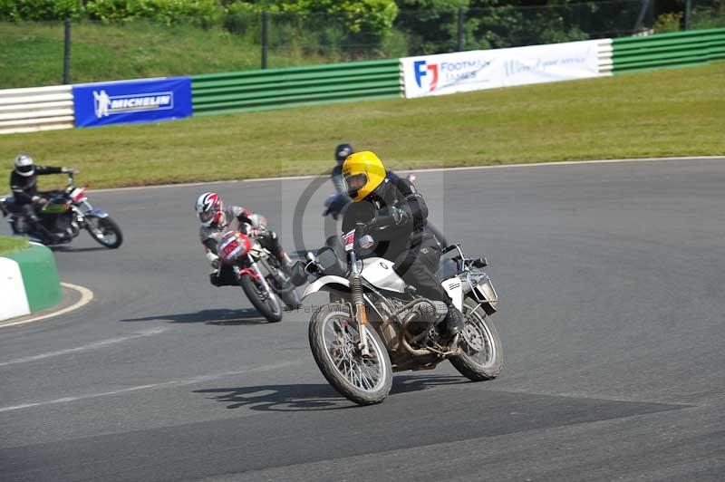 Mallory park Leicestershire;Mallory park photographs;Motorcycle action photographs;classic bikes;event digital images;eventdigitalimages;mallory park;no limits trackday;peter wileman photography;vintage bikes;vintage motorcycles;vmcc festival 1000 bikes