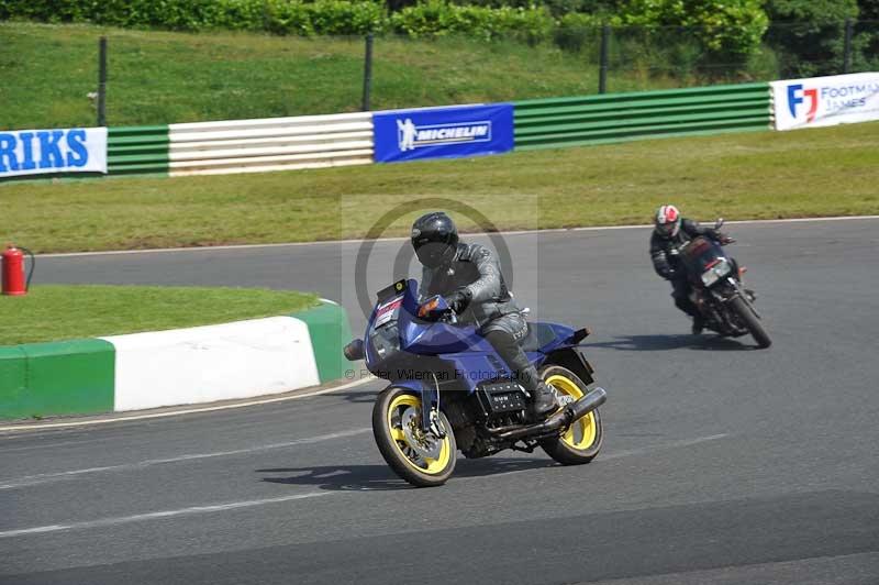 Mallory park Leicestershire;Mallory park photographs;Motorcycle action photographs;classic bikes;event digital images;eventdigitalimages;mallory park;no limits trackday;peter wileman photography;vintage bikes;vintage motorcycles;vmcc festival 1000 bikes