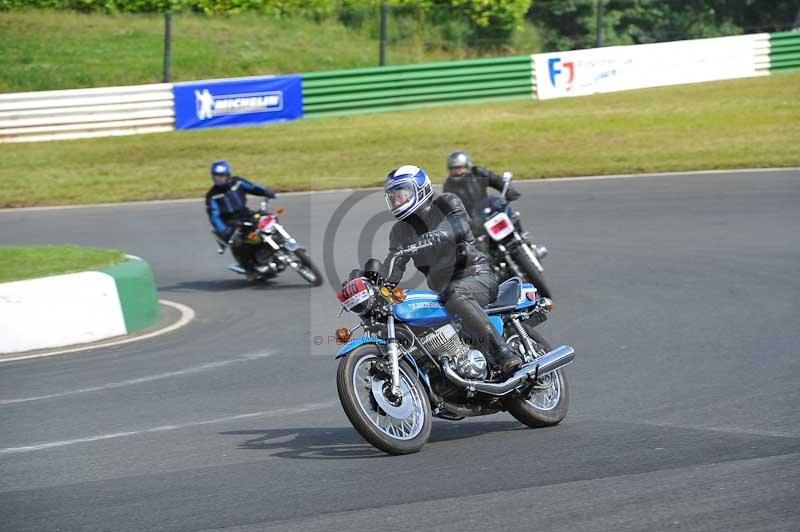 Mallory park Leicestershire;Mallory park photographs;Motorcycle action photographs;classic bikes;event digital images;eventdigitalimages;mallory park;no limits trackday;peter wileman photography;vintage bikes;vintage motorcycles;vmcc festival 1000 bikes