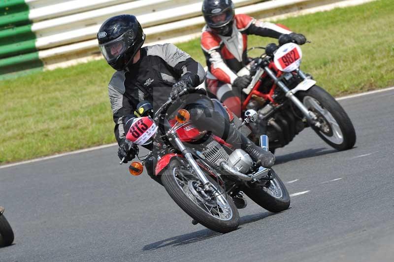 Mallory park Leicestershire;Mallory park photographs;Motorcycle action photographs;classic bikes;event digital images;eventdigitalimages;mallory park;no limits trackday;peter wileman photography;vintage bikes;vintage motorcycles;vmcc festival 1000 bikes