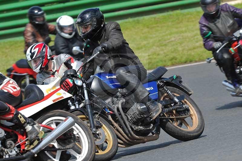 Mallory park Leicestershire;Mallory park photographs;Motorcycle action photographs;classic bikes;event digital images;eventdigitalimages;mallory park;no limits trackday;peter wileman photography;vintage bikes;vintage motorcycles;vmcc festival 1000 bikes