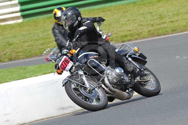 Mallory park Leicestershire;Mallory park photographs;Motorcycle action photographs;classic bikes;event digital images;eventdigitalimages;mallory park;no limits trackday;peter wileman photography;vintage bikes;vintage motorcycles;vmcc festival 1000 bikes