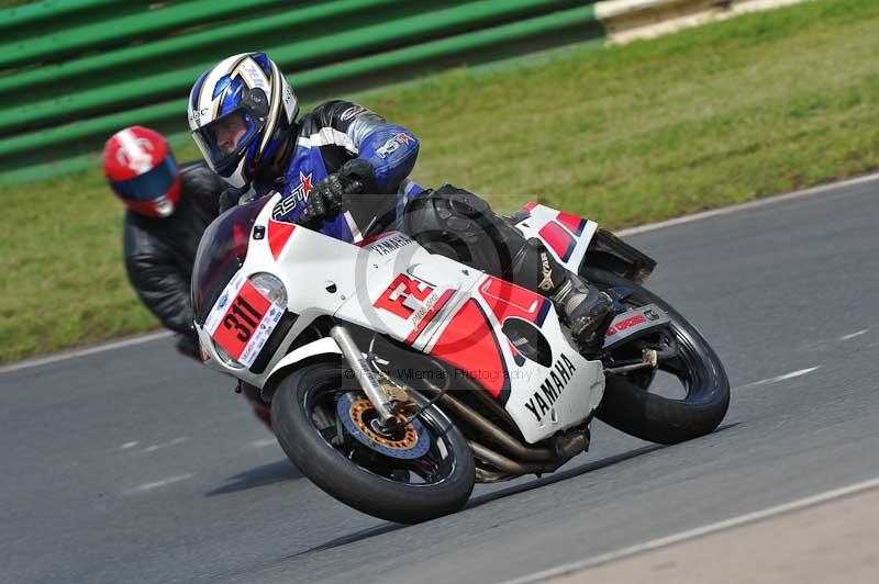 Mallory park Leicestershire;Mallory park photographs;Motorcycle action photographs;classic bikes;event digital images;eventdigitalimages;mallory park;no limits trackday;peter wileman photography;vintage bikes;vintage motorcycles;vmcc festival 1000 bikes