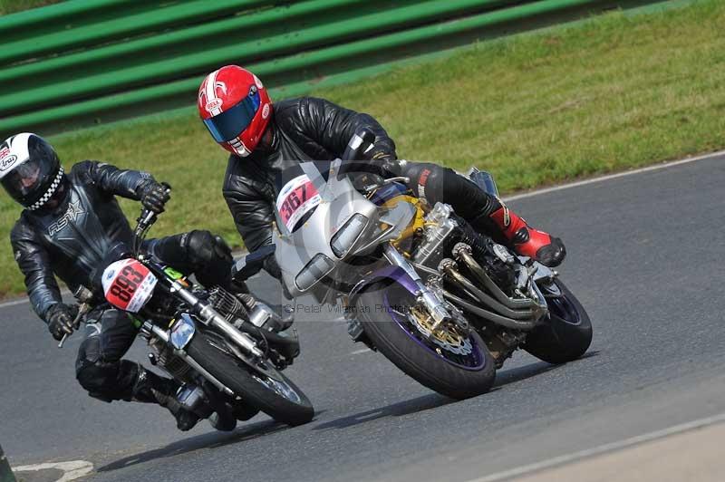 Mallory park Leicestershire;Mallory park photographs;Motorcycle action photographs;classic bikes;event digital images;eventdigitalimages;mallory park;no limits trackday;peter wileman photography;vintage bikes;vintage motorcycles;vmcc festival 1000 bikes