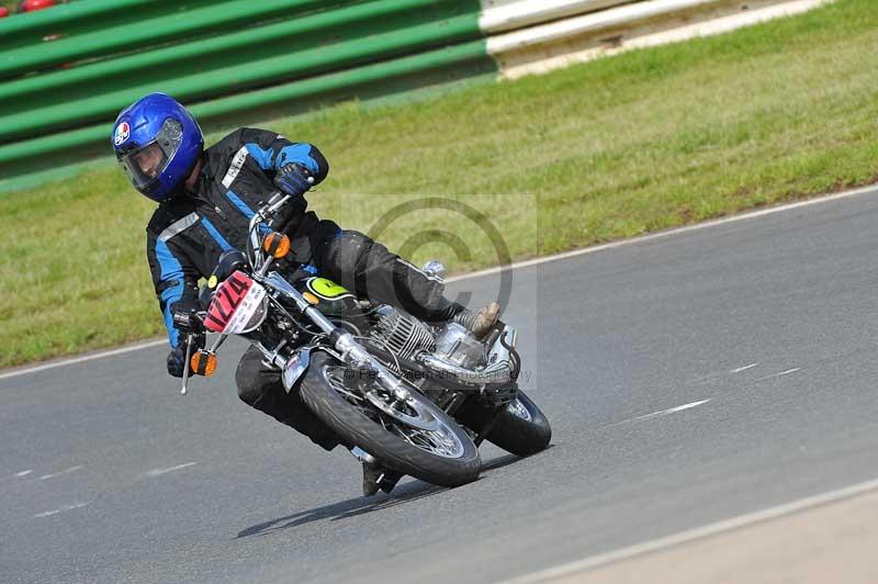 Mallory park Leicestershire;Mallory park photographs;Motorcycle action photographs;classic bikes;event digital images;eventdigitalimages;mallory park;no limits trackday;peter wileman photography;vintage bikes;vintage motorcycles;vmcc festival 1000 bikes