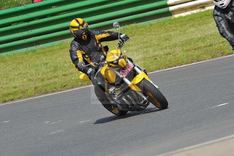 Mallory park Leicestershire;Mallory park photographs;Motorcycle action photographs;classic bikes;event digital images;eventdigitalimages;mallory park;no limits trackday;peter wileman photography;vintage bikes;vintage motorcycles;vmcc festival 1000 bikes