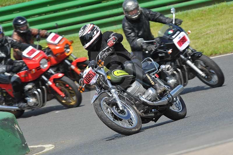 Mallory park Leicestershire;Mallory park photographs;Motorcycle action photographs;classic bikes;event digital images;eventdigitalimages;mallory park;no limits trackday;peter wileman photography;vintage bikes;vintage motorcycles;vmcc festival 1000 bikes