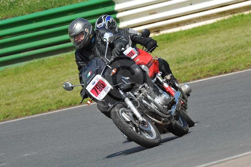 Mallory park Leicestershire;Mallory park photographs;Motorcycle action photographs;classic bikes;event digital images;eventdigitalimages;mallory park;no limits trackday;peter wileman photography;vintage bikes;vintage motorcycles;vmcc festival 1000 bikes