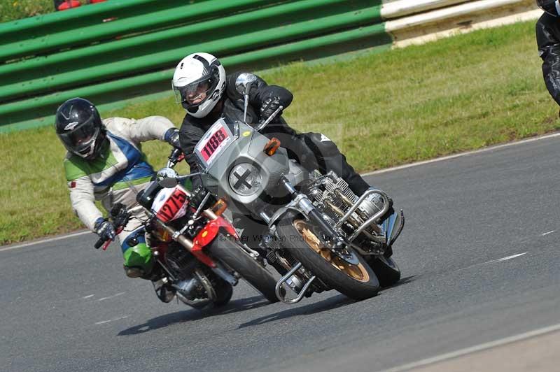 Mallory park Leicestershire;Mallory park photographs;Motorcycle action photographs;classic bikes;event digital images;eventdigitalimages;mallory park;no limits trackday;peter wileman photography;vintage bikes;vintage motorcycles;vmcc festival 1000 bikes