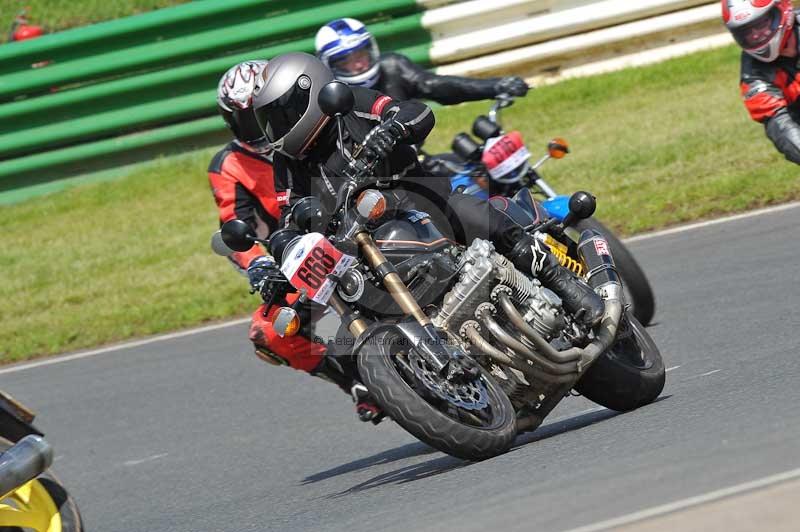 Mallory park Leicestershire;Mallory park photographs;Motorcycle action photographs;classic bikes;event digital images;eventdigitalimages;mallory park;no limits trackday;peter wileman photography;vintage bikes;vintage motorcycles;vmcc festival 1000 bikes