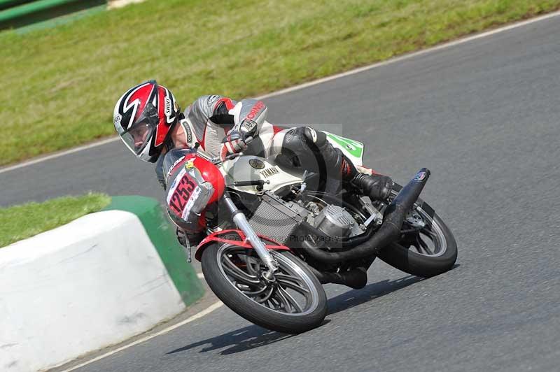 Mallory park Leicestershire;Mallory park photographs;Motorcycle action photographs;classic bikes;event digital images;eventdigitalimages;mallory park;no limits trackday;peter wileman photography;vintage bikes;vintage motorcycles;vmcc festival 1000 bikes