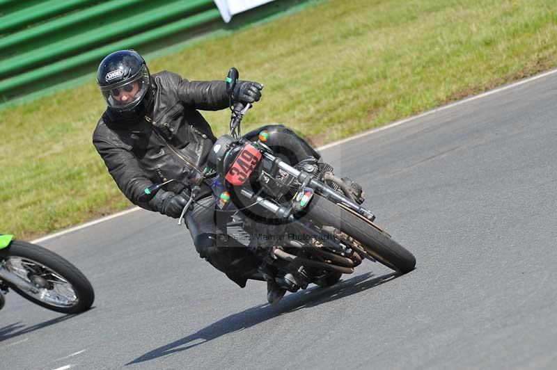 Mallory park Leicestershire;Mallory park photographs;Motorcycle action photographs;classic bikes;event digital images;eventdigitalimages;mallory park;no limits trackday;peter wileman photography;vintage bikes;vintage motorcycles;vmcc festival 1000 bikes