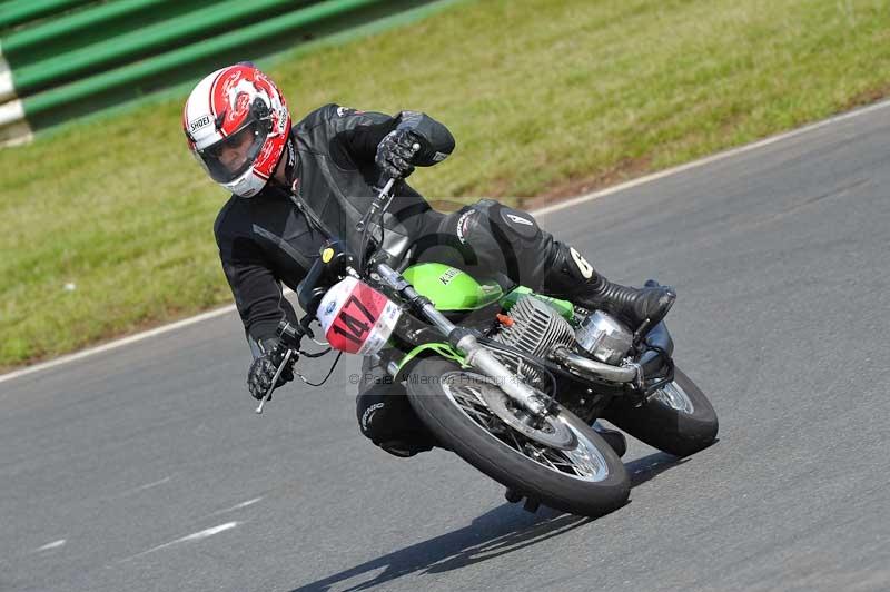 Mallory park Leicestershire;Mallory park photographs;Motorcycle action photographs;classic bikes;event digital images;eventdigitalimages;mallory park;no limits trackday;peter wileman photography;vintage bikes;vintage motorcycles;vmcc festival 1000 bikes