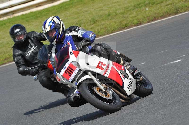 Mallory park Leicestershire;Mallory park photographs;Motorcycle action photographs;classic bikes;event digital images;eventdigitalimages;mallory park;no limits trackday;peter wileman photography;vintage bikes;vintage motorcycles;vmcc festival 1000 bikes