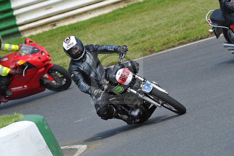Mallory park Leicestershire;Mallory park photographs;Motorcycle action photographs;classic bikes;event digital images;eventdigitalimages;mallory park;no limits trackday;peter wileman photography;vintage bikes;vintage motorcycles;vmcc festival 1000 bikes