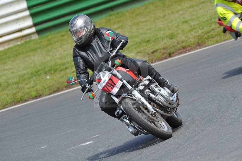 Mallory park Leicestershire;Mallory park photographs;Motorcycle action photographs;classic bikes;event digital images;eventdigitalimages;mallory park;no limits trackday;peter wileman photography;vintage bikes;vintage motorcycles;vmcc festival 1000 bikes