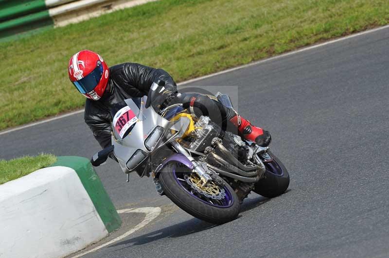 Mallory park Leicestershire;Mallory park photographs;Motorcycle action photographs;classic bikes;event digital images;eventdigitalimages;mallory park;no limits trackday;peter wileman photography;vintage bikes;vintage motorcycles;vmcc festival 1000 bikes