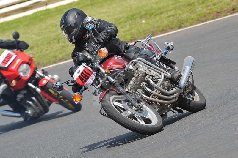 Mallory park Leicestershire;Mallory park photographs;Motorcycle action photographs;classic bikes;event digital images;eventdigitalimages;mallory park;no limits trackday;peter wileman photography;vintage bikes;vintage motorcycles;vmcc festival 1000 bikes