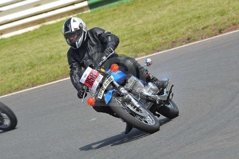 Mallory park Leicestershire;Mallory park photographs;Motorcycle action photographs;classic bikes;event digital images;eventdigitalimages;mallory park;no limits trackday;peter wileman photography;vintage bikes;vintage motorcycles;vmcc festival 1000 bikes