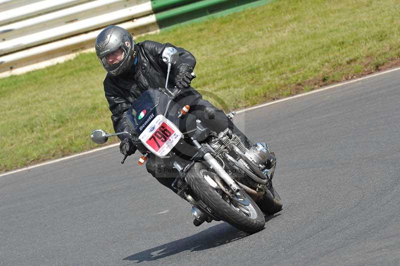 Mallory park Leicestershire;Mallory park photographs;Motorcycle action photographs;classic bikes;event digital images;eventdigitalimages;mallory park;no limits trackday;peter wileman photography;vintage bikes;vintage motorcycles;vmcc festival 1000 bikes