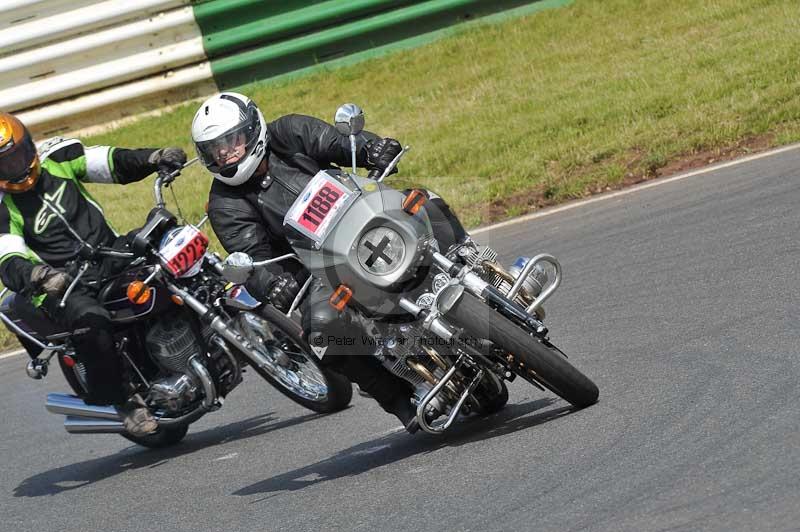 Mallory park Leicestershire;Mallory park photographs;Motorcycle action photographs;classic bikes;event digital images;eventdigitalimages;mallory park;no limits trackday;peter wileman photography;vintage bikes;vintage motorcycles;vmcc festival 1000 bikes