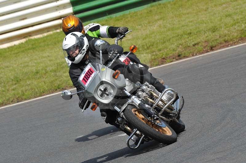 Mallory park Leicestershire;Mallory park photographs;Motorcycle action photographs;classic bikes;event digital images;eventdigitalimages;mallory park;no limits trackday;peter wileman photography;vintage bikes;vintage motorcycles;vmcc festival 1000 bikes