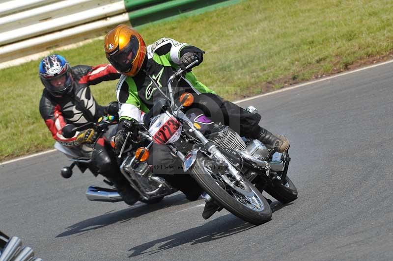 Mallory park Leicestershire;Mallory park photographs;Motorcycle action photographs;classic bikes;event digital images;eventdigitalimages;mallory park;no limits trackday;peter wileman photography;vintage bikes;vintage motorcycles;vmcc festival 1000 bikes