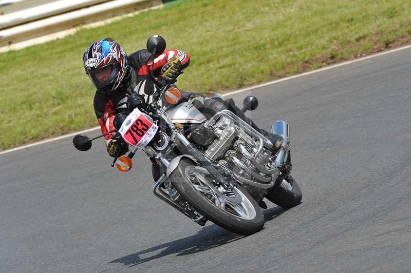 Mallory park Leicestershire;Mallory park photographs;Motorcycle action photographs;classic bikes;event digital images;eventdigitalimages;mallory park;no limits trackday;peter wileman photography;vintage bikes;vintage motorcycles;vmcc festival 1000 bikes