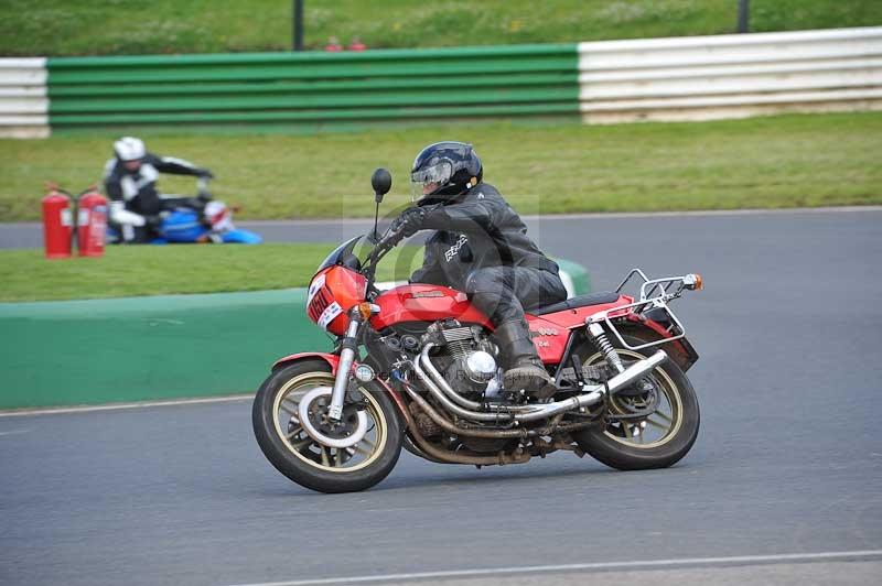 Mallory park Leicestershire;Mallory park photographs;Motorcycle action photographs;classic bikes;event digital images;eventdigitalimages;mallory park;no limits trackday;peter wileman photography;vintage bikes;vintage motorcycles;vmcc festival 1000 bikes