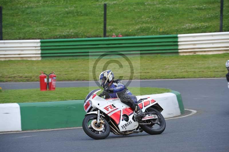 Mallory park Leicestershire;Mallory park photographs;Motorcycle action photographs;classic bikes;event digital images;eventdigitalimages;mallory park;no limits trackday;peter wileman photography;vintage bikes;vintage motorcycles;vmcc festival 1000 bikes