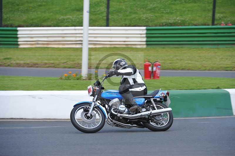 Mallory park Leicestershire;Mallory park photographs;Motorcycle action photographs;classic bikes;event digital images;eventdigitalimages;mallory park;no limits trackday;peter wileman photography;vintage bikes;vintage motorcycles;vmcc festival 1000 bikes