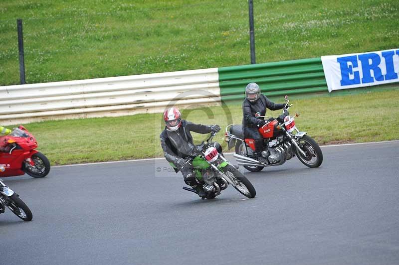 Mallory park Leicestershire;Mallory park photographs;Motorcycle action photographs;classic bikes;event digital images;eventdigitalimages;mallory park;no limits trackday;peter wileman photography;vintage bikes;vintage motorcycles;vmcc festival 1000 bikes