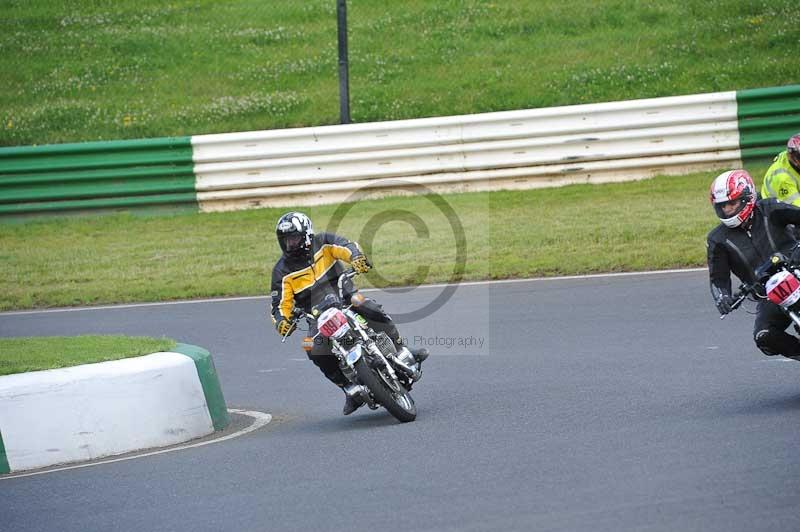 Mallory park Leicestershire;Mallory park photographs;Motorcycle action photographs;classic bikes;event digital images;eventdigitalimages;mallory park;no limits trackday;peter wileman photography;vintage bikes;vintage motorcycles;vmcc festival 1000 bikes