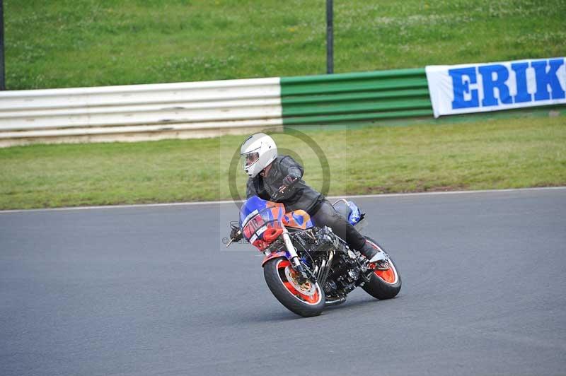 Mallory park Leicestershire;Mallory park photographs;Motorcycle action photographs;classic bikes;event digital images;eventdigitalimages;mallory park;no limits trackday;peter wileman photography;vintage bikes;vintage motorcycles;vmcc festival 1000 bikes