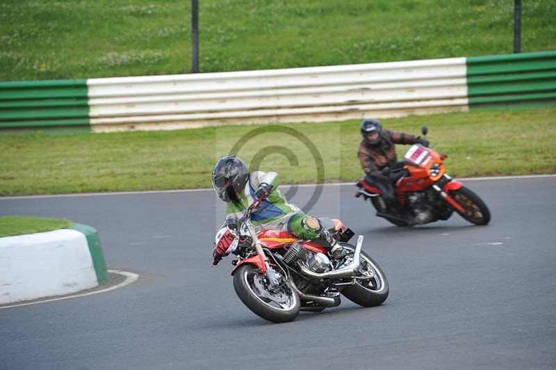 Mallory park Leicestershire;Mallory park photographs;Motorcycle action photographs;classic bikes;event digital images;eventdigitalimages;mallory park;no limits trackday;peter wileman photography;vintage bikes;vintage motorcycles;vmcc festival 1000 bikes