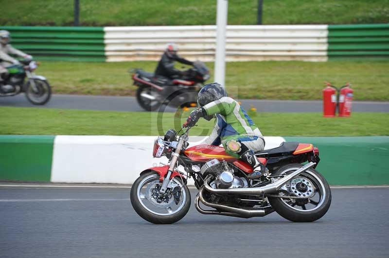 Mallory park Leicestershire;Mallory park photographs;Motorcycle action photographs;classic bikes;event digital images;eventdigitalimages;mallory park;no limits trackday;peter wileman photography;vintage bikes;vintage motorcycles;vmcc festival 1000 bikes