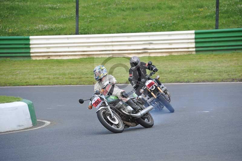 Mallory park Leicestershire;Mallory park photographs;Motorcycle action photographs;classic bikes;event digital images;eventdigitalimages;mallory park;no limits trackday;peter wileman photography;vintage bikes;vintage motorcycles;vmcc festival 1000 bikes