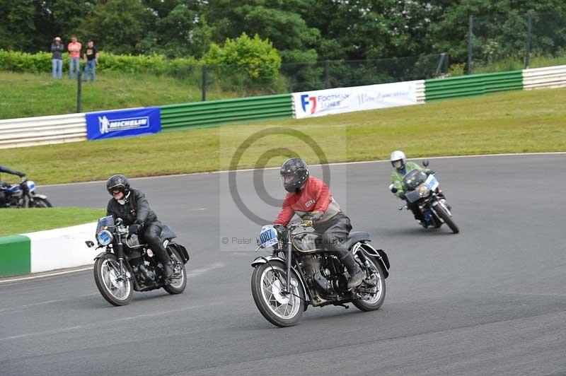 Mallory park Leicestershire;Mallory park photographs;Motorcycle action photographs;classic bikes;event digital images;eventdigitalimages;mallory park;no limits trackday;peter wileman photography;vintage bikes;vintage motorcycles;vmcc festival 1000 bikes