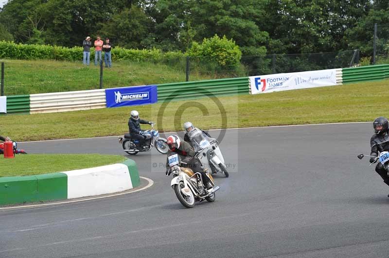 Mallory park Leicestershire;Mallory park photographs;Motorcycle action photographs;classic bikes;event digital images;eventdigitalimages;mallory park;no limits trackday;peter wileman photography;vintage bikes;vintage motorcycles;vmcc festival 1000 bikes