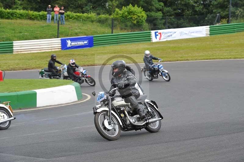 Mallory park Leicestershire;Mallory park photographs;Motorcycle action photographs;classic bikes;event digital images;eventdigitalimages;mallory park;no limits trackday;peter wileman photography;vintage bikes;vintage motorcycles;vmcc festival 1000 bikes