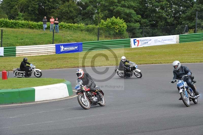 Mallory park Leicestershire;Mallory park photographs;Motorcycle action photographs;classic bikes;event digital images;eventdigitalimages;mallory park;no limits trackday;peter wileman photography;vintage bikes;vintage motorcycles;vmcc festival 1000 bikes